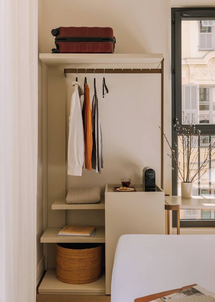 Ikonik Jean Medecin — hotel room