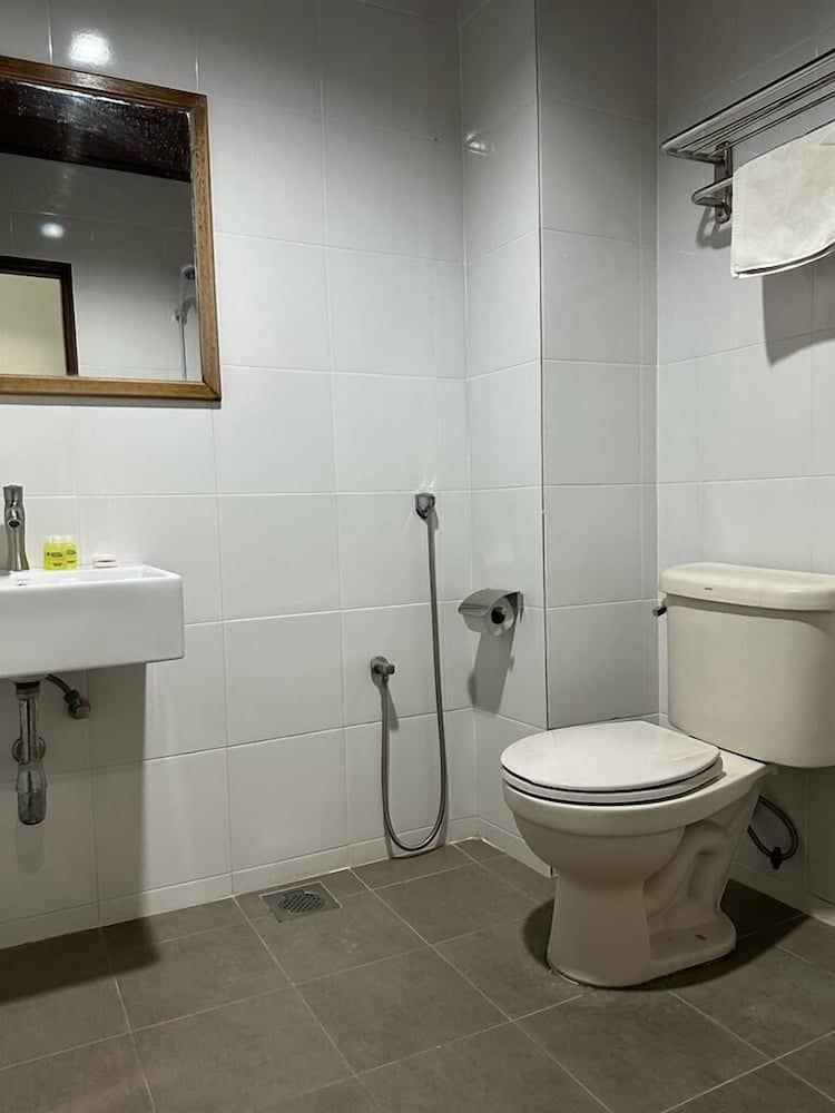 Baron Hotel — bathroom