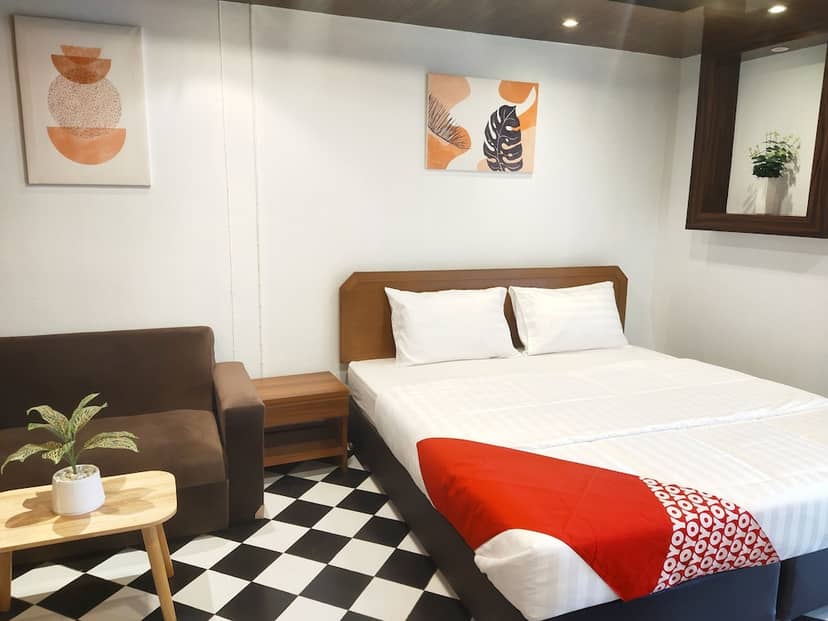 OYO 75446 Travis Inthamara 49 — hotel room