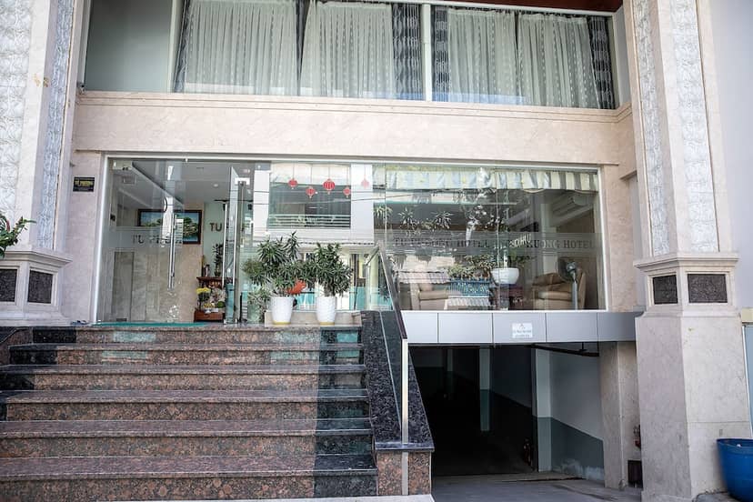 Tu Phuong Hotel — building