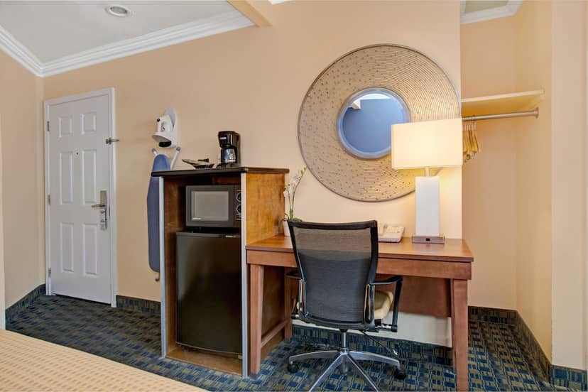 Days Inn by Wyndham San Francisco - Lombard — hotel room