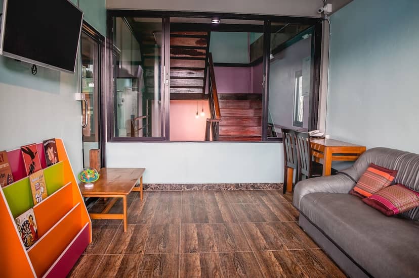 The Guest Hotel - Hostel — lounge