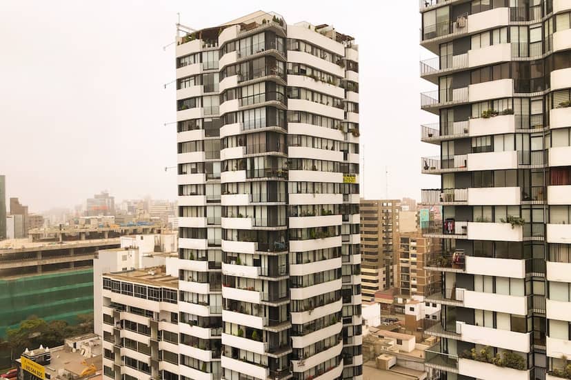 Exclusive, One Step Away from San Isidro (1302) — building