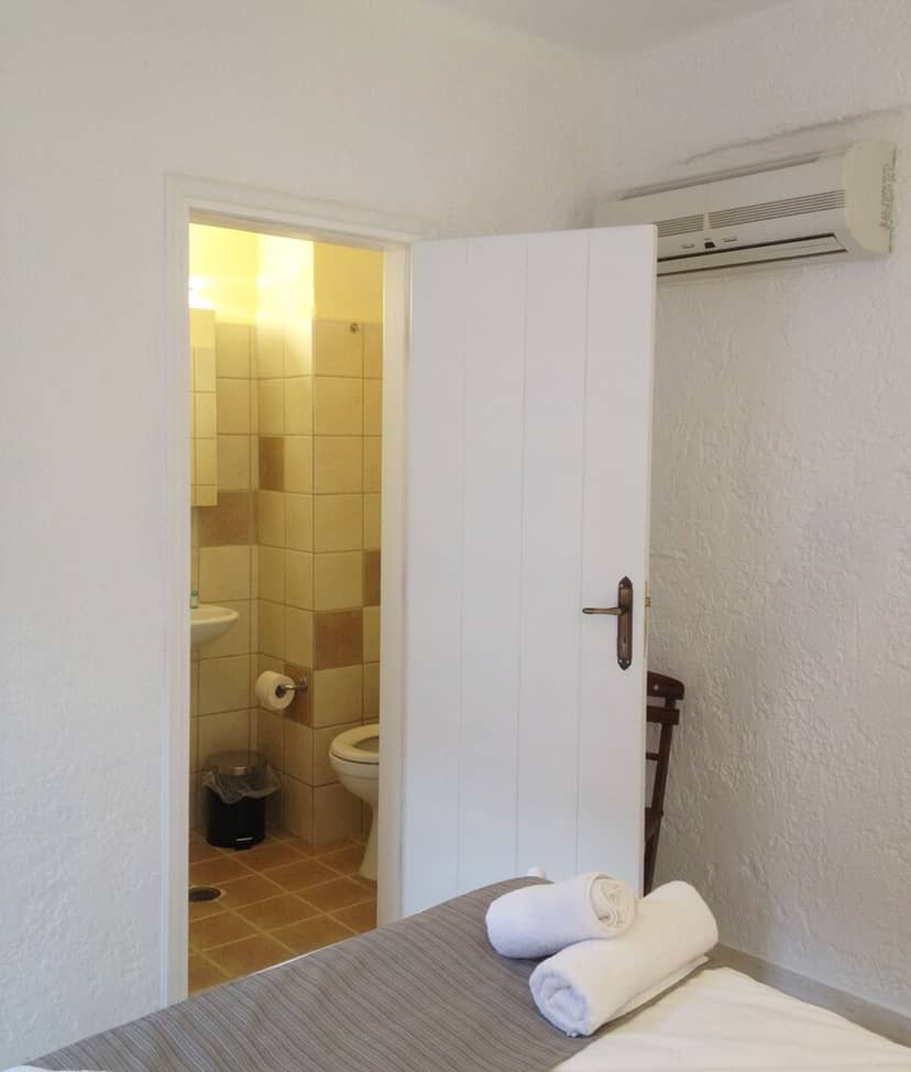 Auberge 32 | Old Town — bathroom