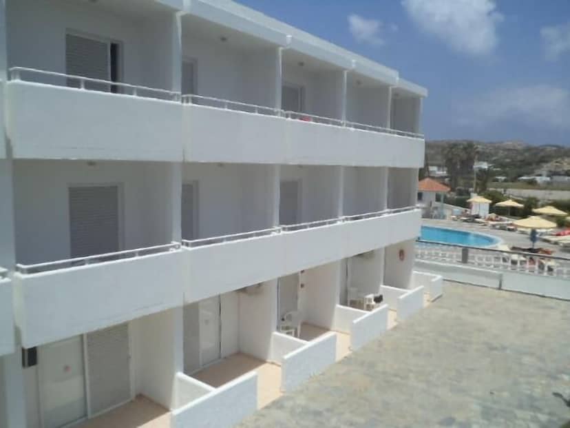 Kamari Bay Hotel — building