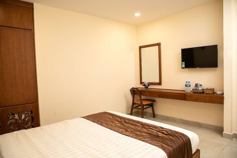 Tu Phuong Hotel — hotel room