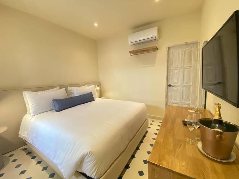 B HAUS HOTEL BOUTIQUE — hotel room