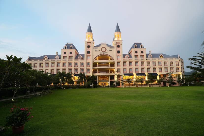 Bella Vista Waterfront Resort — building