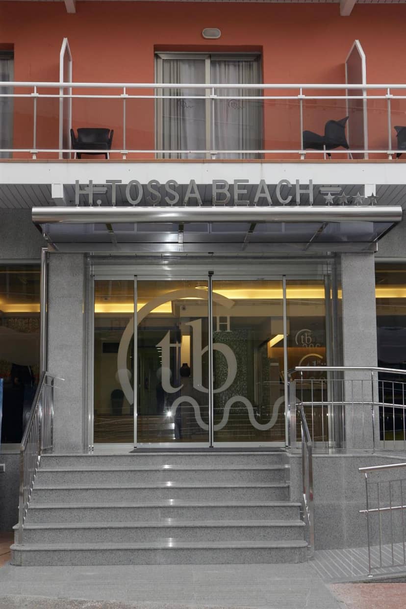 Tossa Beach Center — hotel building